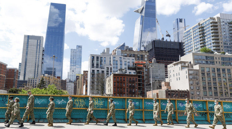 A képen: Az amerikai nemzetőrség katonái mennek egy New York-i utcán 2020. május 4-én. Az Egyesült Államokban továbbra is érvényben marad a koronavírus-járvány miatt bevezetett közösségi távolságtartásra vonatkozó szabály / Fotó: MTI/EPA/Peter Foley