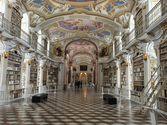 Benedyktyńska biblioteka w Admont w Austrii to kolejna z najpiękniejszych bibliotek w Europie. W położonym wśród gór klasztorze od 1074 r. gromadzone są książki i manuskrypty. Dziś biblioteka może poszczycić się największym na świecie księgozbiorem benedyktyńskim. Zawiera on około 200 tys. tomów, w tym 530 inkunabułów i ponad 1400 rękopisów — najstarsze pochodzą z VIII w. Budynek biblioteki zaprojektował barokowy architekt Józef Hueber Grazer, a jego sklepienia i ściany zdobią piękne freski autorstwa urodzonego w Warszawie Bartolomeo Altomonte.