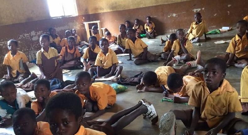 Pupils sit on bare floor (File photo)