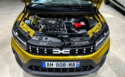 dacia deklasuje. nowy silnik to aż 1590 km zasięgu na jednym tankowaniu