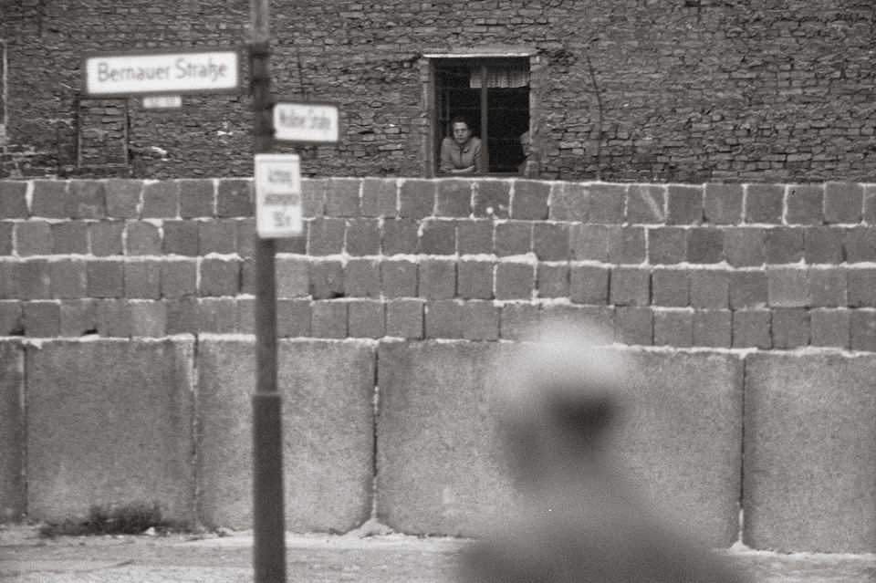 Bernauer Strasse w 1961 roku, tuż po wybudowaniu Muru Berlińskiego, i ta sama ulica obecnie