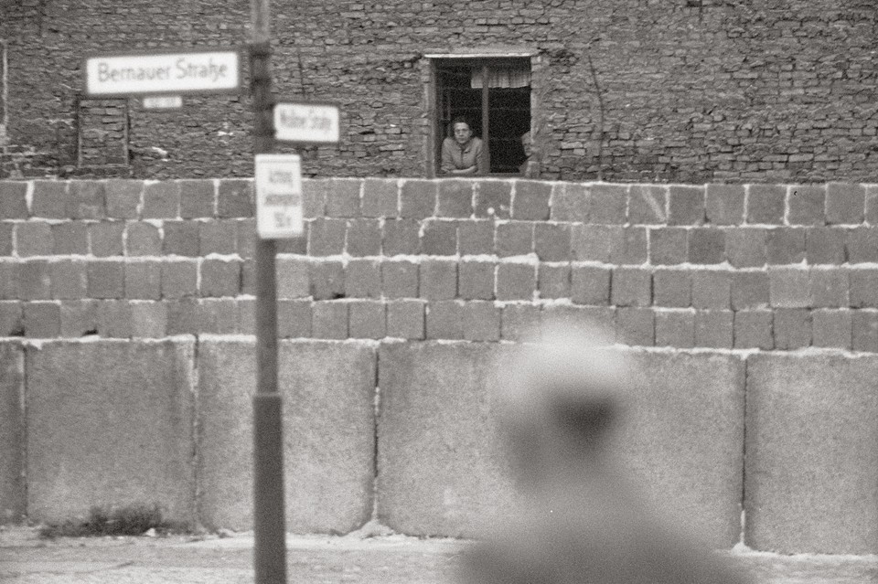 Bernauer Strasse w 1961 roku, tuż po wybudowaniu Muru Berlińskiego, i ta sama ulica obecnie