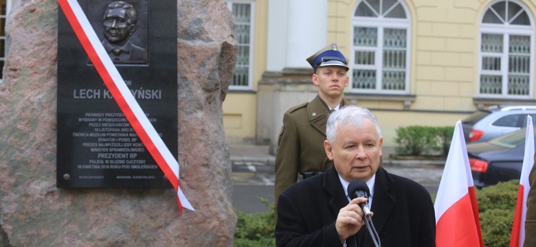 Polska w przededniu wojny pomnikowej. Władze Warszawy nakażą rozbiórkę tablicy ku czci Lecha Kaczyńskiego