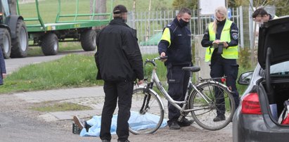 Koszmarny wypadek w Jarkowie. Kobieta zginęła pod kołami traktora. Jej partner usiadł na poboczu i... [ZDJĘCIA]