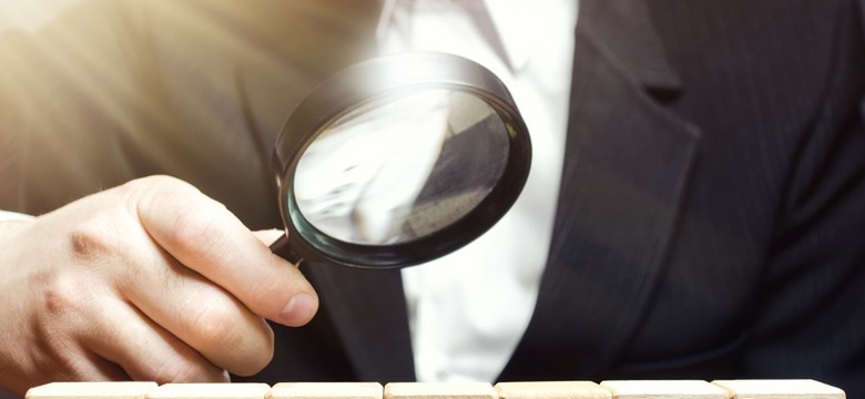 Absencje pracowników na celowniku - duże firmy szukają oszczędności i zwalniają
