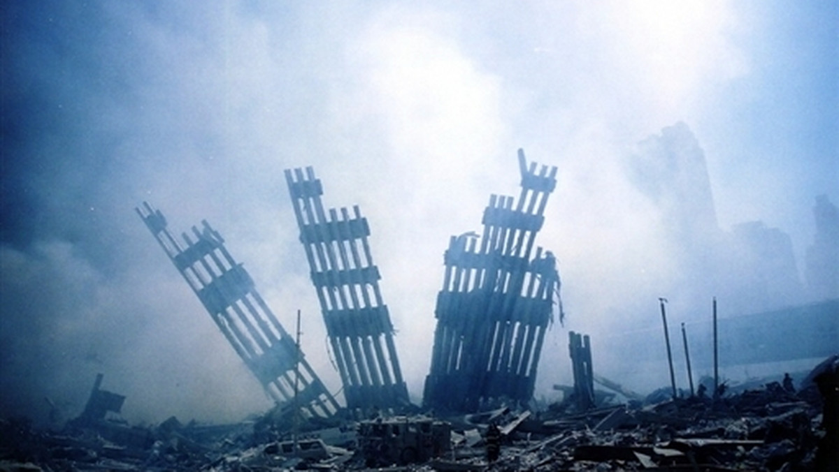 Pięciu terrorystów odpowiedzialnych za planowanie zamachu na World Trade Center z 11 września 2001 roku przyznało się pisemnie do winy za zarzucane im czyny. Następnie złożyli oni szokujące oświadczenie, w którym bronili swego "błogosławionego dzieła" i dziękowali Bogu za to, że mogli zorganizować krwawe zamachy, w których zginęło blisko 3 tysiące ludzi - informuje serwis CNN.