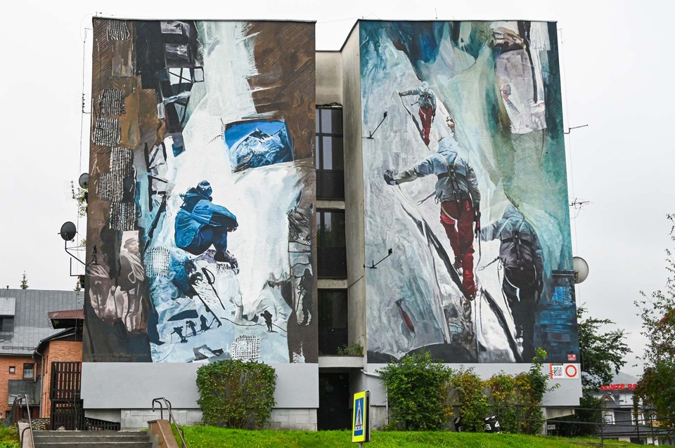 Nowy mural w Zakopanem to reprodukcja obrazów Ewy Dyakowskiej-Berbeki i promocja filmu "Broad Peak".