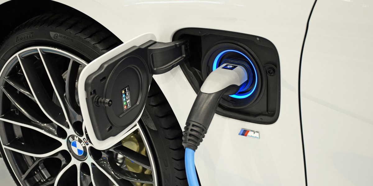 BMW do 2021 roku chce sprzedać łącznie milion samochodów elektrycznych.