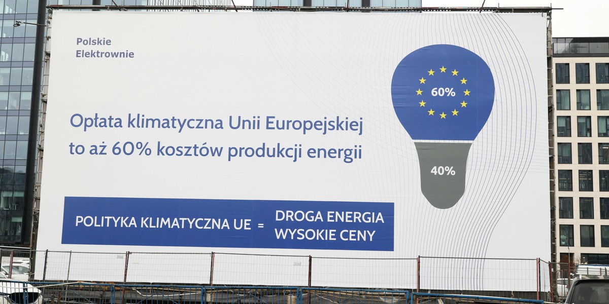 Obecnie opłata klimatyczna stanowi około 35 proc. kosztów produkcji energii wobec 60 proc. pokazanych na billboardach na początku tego roku.