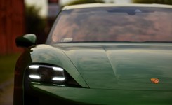 Porsche wpadło do stawu w okolicach Łowicza