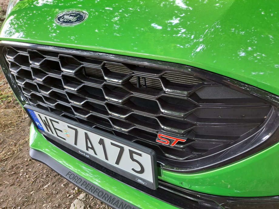 Ford Puma ST swoje prawdziwe oblicze pokazuje za pomocą licznych detali - jak zmienione zderzaki, charakterystyczny grill oraz... emblemat "ST".