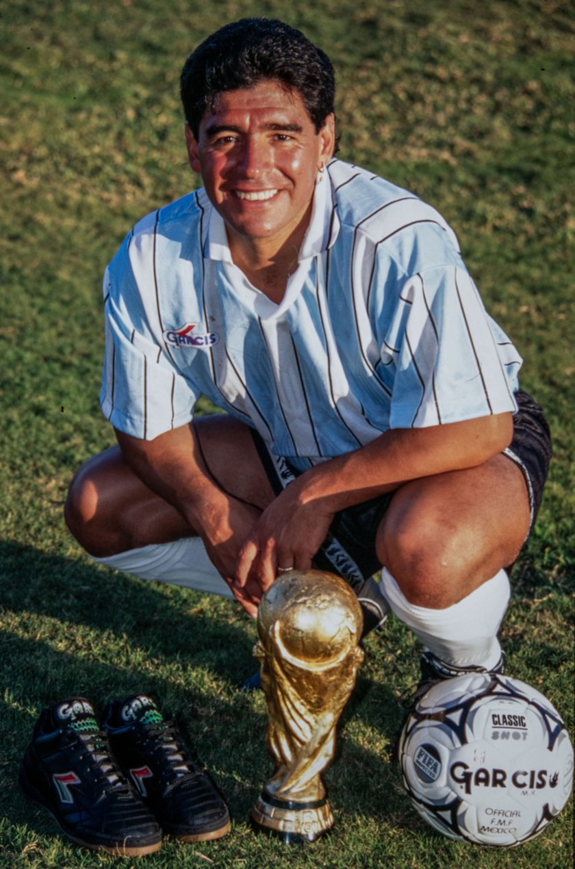 Maradona z trofeum po doprowadzeniu Argentyny do zwycięstwa w mundialu w 1986 r.