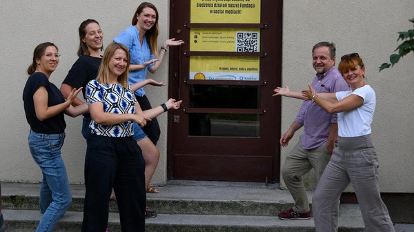 Centrum Edukacji i Wsparcia ma siedzibę na os. Górali 24. Prowadzi je fundacja Internationaler Bund Polska znana z takich projektów jak Szafa Dobra, Kraków Wspólnie i Centrum Wielokulturowe. Realizacja projektu jest możliwa dzięki finansowaniu Shell Polska i współpracy z Urzędem Miasta Krakowa.