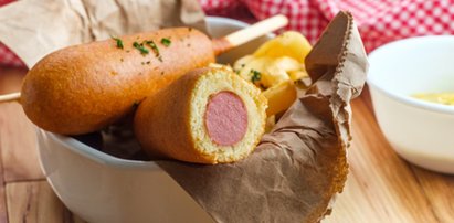 Chcesz zaskoczyć andrzejkowych gości? Podaj corn dogi, czyli parówki w kukurydzianym cieście