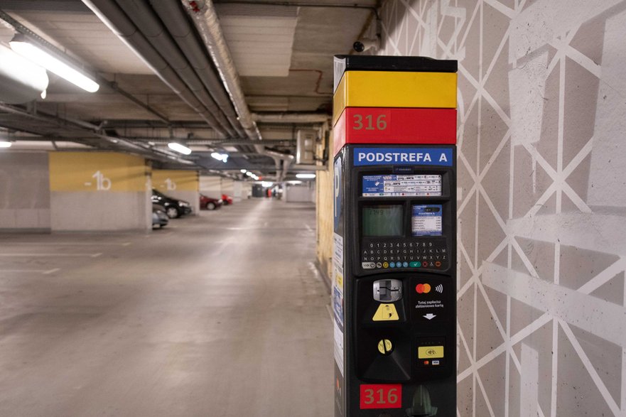 Pusty parking pod dworcem Łódź Fabryczna