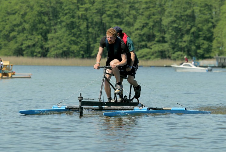 Regatach łodzi napędzanych siłą ludzkich mięśni International Waterbike Regatta 2017, na jeziorze Jeziorak, <br><br> fot. (sj) PAP/Tomasz Waszczuk