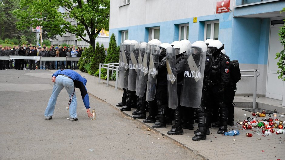 Ponad 200 osób protestowało przed komisariatem policji przy ul. Trzemeskiej we Wrocławiu, gdzie zmarł Igor Stachowiak, 17 maja 2016 r.