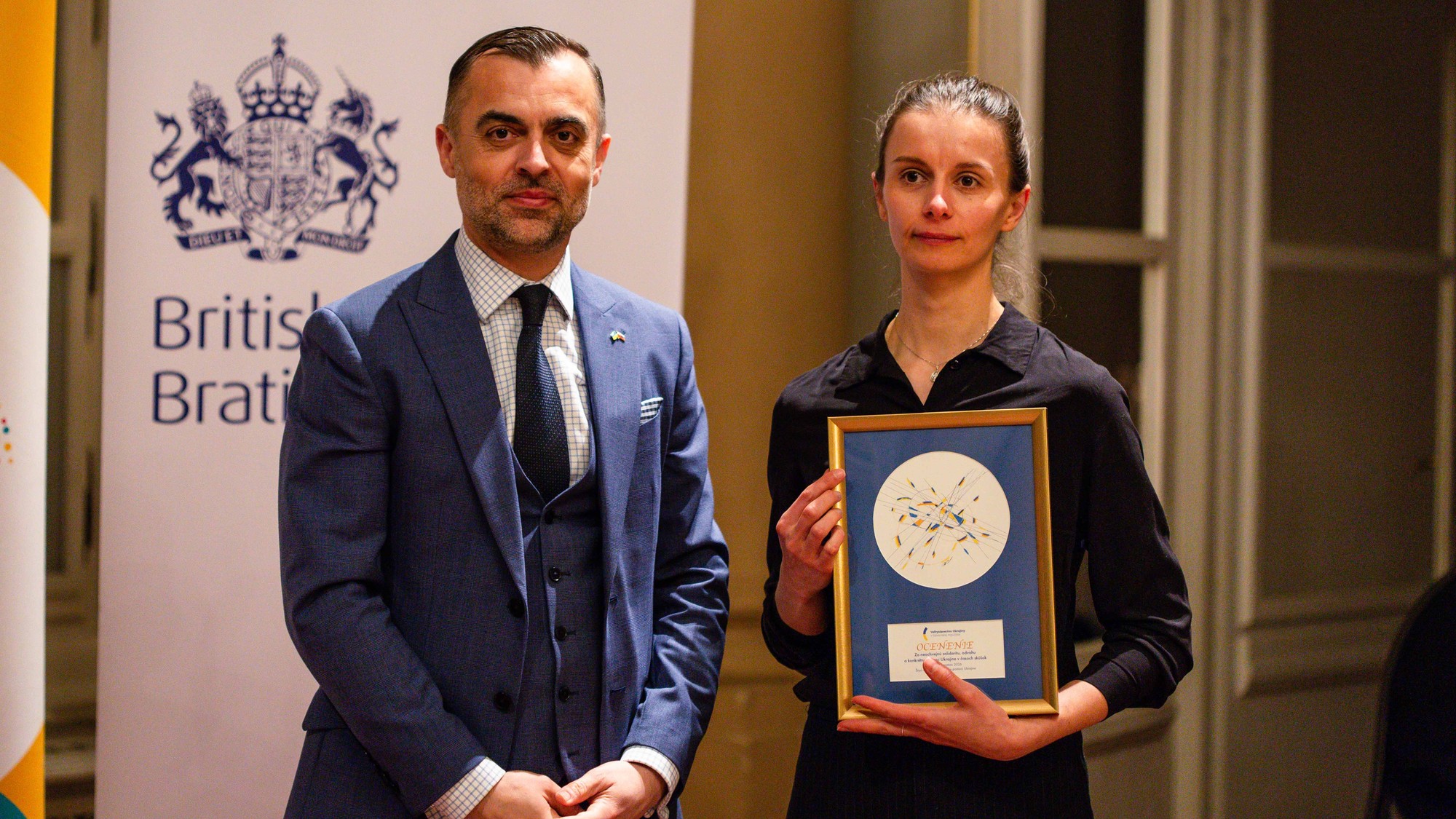 V kategórii Výnimočný prínos v žurnalistike si z rúk veľvyslanca Ukrajiny v SR, Myroslava Kastrana, ocenenie prevzala reportérka Aktuality.sk Stanislava Harkotová