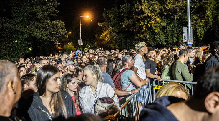 Tumultus alakult ki péntek este a Sziget Fesztiválon, miután az esti főfellépő után egy nagyobb tömeg próbált meg kijutni a K-hídon a fesztivál területéről / Fotó: Zsolnai Péter
