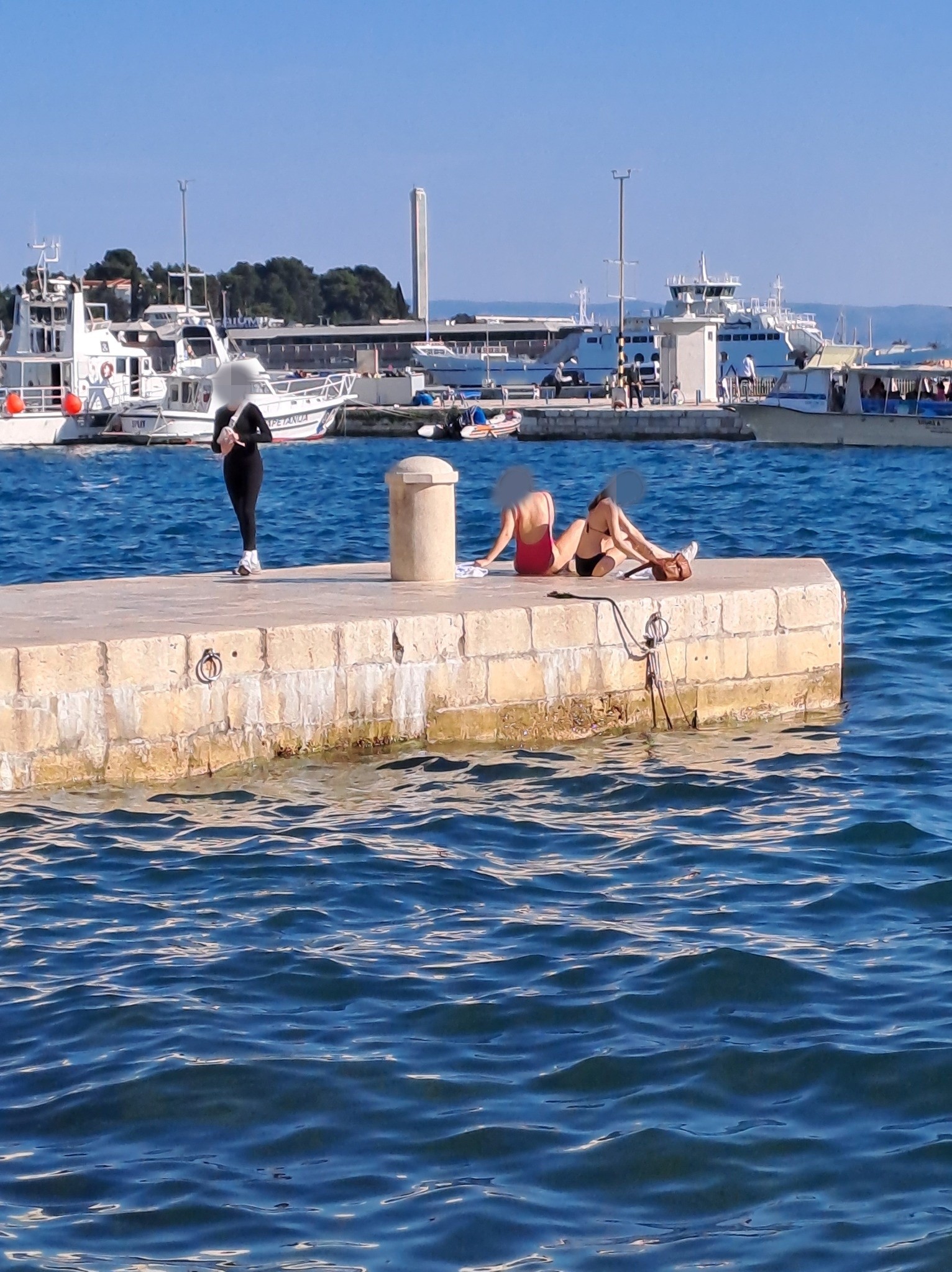 Obyvateľka Splitu zverejnila fotky turistiek.