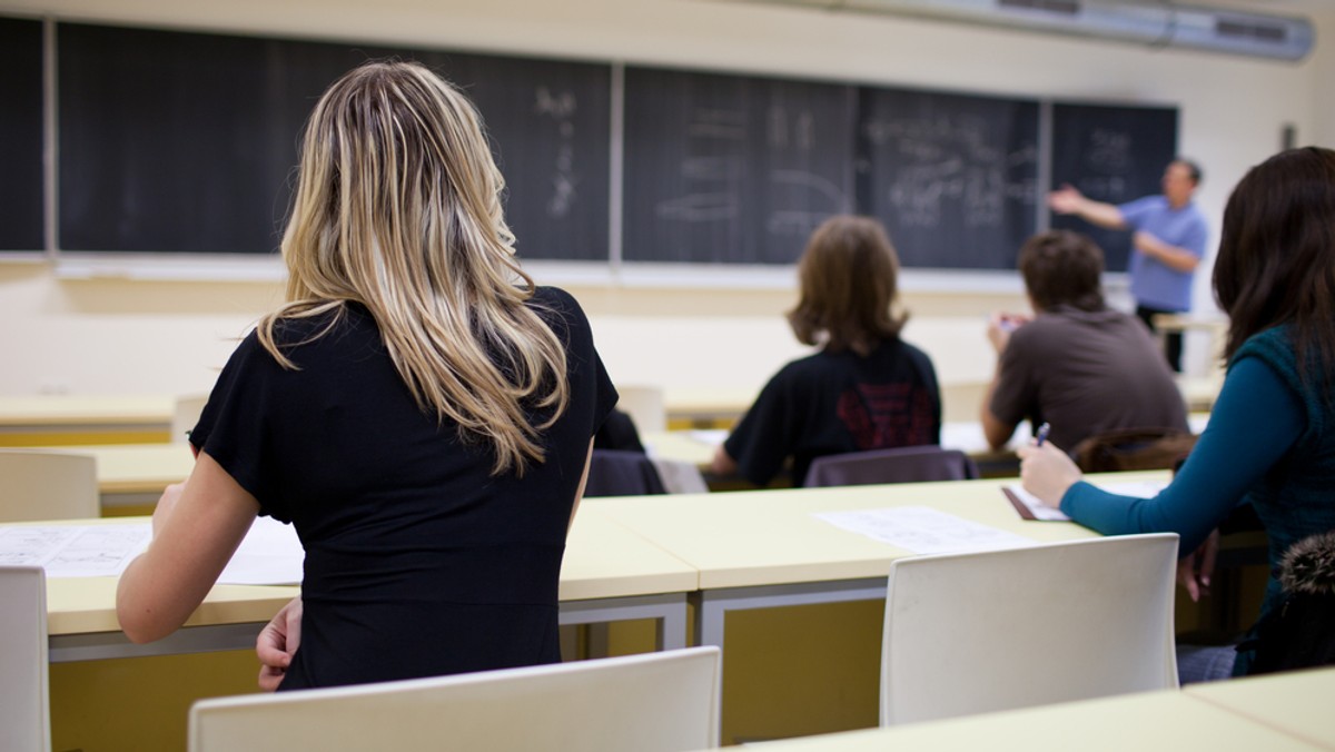 Czternastu dyrektorów i wicedyrektorów Agencji Bezpieczeństwa Wewnętrznego ma zgodę szefa służby na wykonywanie dodatkowej pracy, głównie prowadzenie wykładów na uczelniach – ustaliła "Gazeta Polska Codziennie".