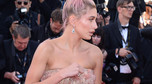 Hailey Baldwin w prześwitującej kreacji w Cannes