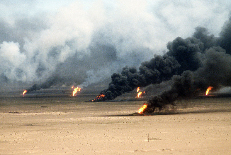 Płonące szyby naftowe w Iraku. Operacja Pustynna Burza (Fot. Wikimedia Commons)