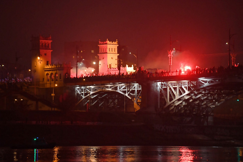 Tysiące biało-czerwonych flag powiewają nad uczestnikami Biało-Czerwonego Marszu "Dla Ciebie Polsko” z okazji 100-lecia odzyskania niepodległości, który idzie w niedzielę ulicami stolicy.