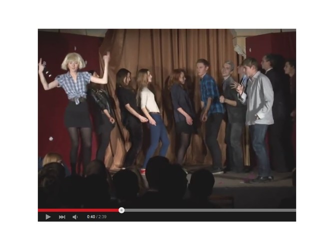 Kinga Duda (pierwsza od lewej) w przedstawienu 'Szopka Nowodworska' wystawianym przez uczniów krakowskiego I LO