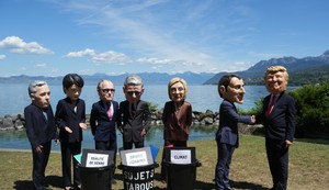 Oksfamove satirične „velike glave“ lidera G7 poziraju u Evijanu uoči samita G7