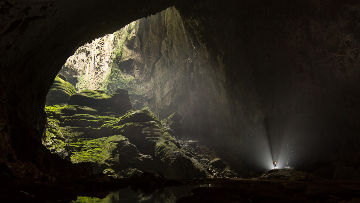 Hang Son Doong to największa jaskinia na świecie. Leży w centralnej części Wietnamu przy granicy z Laosem, w Parku Narodowym Phong Nha-Ke Bang. Miejsce przyciąga miłośników ekstremalnych wrażeń. Smaczku dodaje fakt, że wnętrze jaskini widziało mniej osób niż szczyt Mount Everest, a na świecie ciężko znaleźć atrakcję, do której zobaczenia czeka sie dłużej.