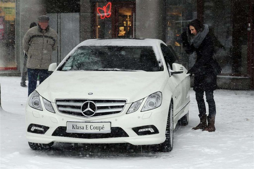 Pyrek w mercedesie. Pierwsza jazda w śniegu. Foto