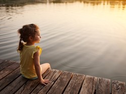 Nad rzekę/jezioro/morze marsz! Badanie pokazało, jak dzieciństwo nad wodą wpływa na zdrowie psychiczne