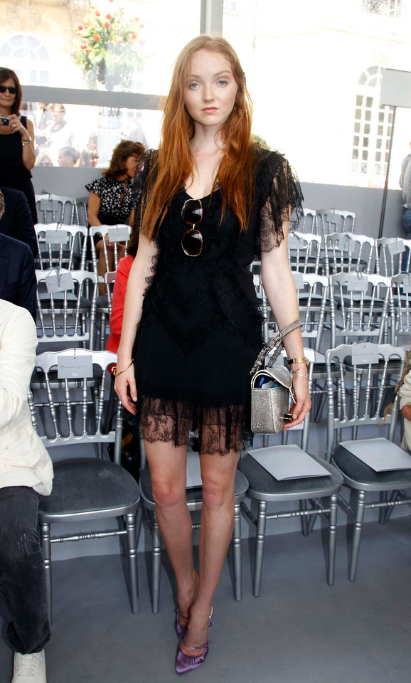 Lily Cole na pokazie mody Diora w Paryżu