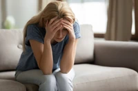 Jak rozpoznać, że żyjemy z traumą? Czym jest uważność w uwrażliwieniu na traumę