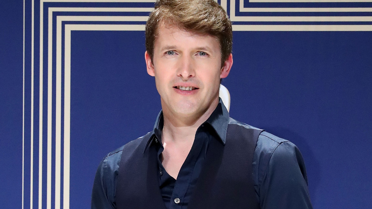 "To nie jest romantyczna piosenka, tylko opowieść o świrze, który ma obsesję" - tłumaczy James Blunt, autor jednego z największych przebojów ostatnich lat, ballady "You're Beautiful". Jak dodaje, sukces piosenki stał się niemal ciężarem. Angielski piosenkarz wystąpi 12 maja w hali warszawskiego Torwaru.