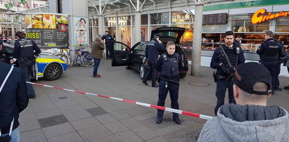 Nożownik w Niemczech wjechał autem w grupę ludzi