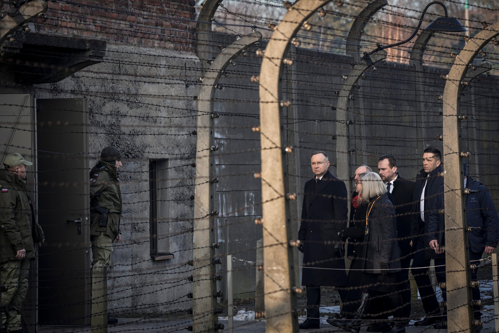 Prezident Duda položil veniec v tábore Auschwitz-Birkenau.
