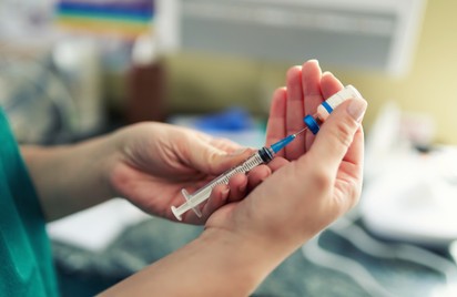 Koronavírus: az oltásért kapott pénzt gyógyszerre is költhetik a 60 évnél idősebbek Ukrajnában