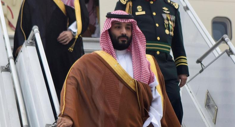 Mohammed bin Salman deplanes in Buenos Aires on November 28, 2018 before attending the G20 summit.