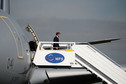 Prezydent Emanuel Macron wysiada z samolotu podczas Międzynarodowych Pokazów Lotniczych w Paryżu 