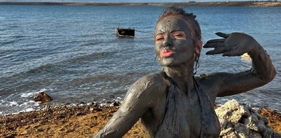 Herbuś seksownie pręży się... utytłana błotem