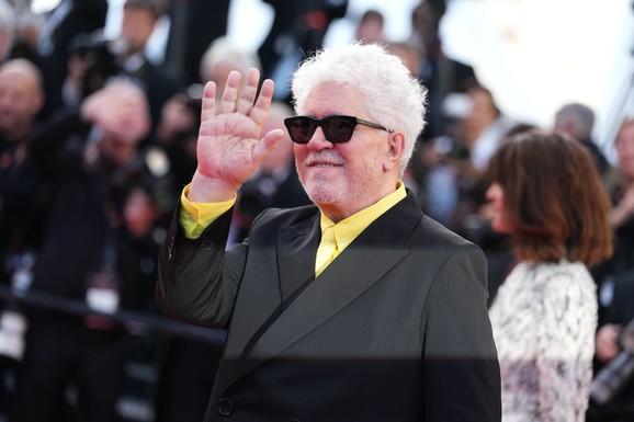 "GORKI BOŽIĆ" POTRESAO KAN Almodovar podigao glas protiv gušenja slobode, evo šta je rekao: Svi gledali u bedž na njegovoj jakni (FOTO)