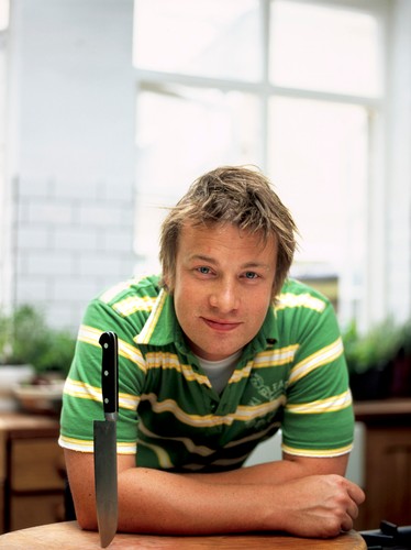 Wielbicielki Jamiego Olivera ucieszą się z jego powrotu w dwóch nowych seriach: 'Jamie Oliver: Jak jeść i przeżyć' i 'Jamie, kolacja i kurczaki'