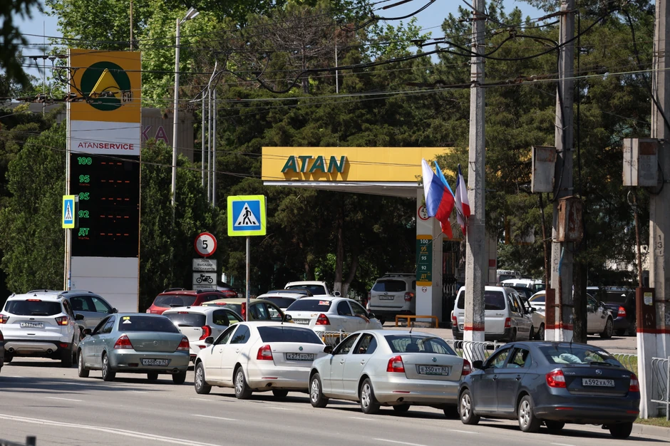 Vozači čekaju u dugoj koloni na benzinskoj pumpi u Simferopolju na Krimu,12. juna 2026. 