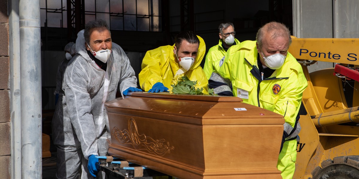 W Polsce od listopada do teraz nie ma tygodnia, w którym umierałoby mniej niż 10 tys. osób tygodniowo. To spowodowało, że czas oczekiwania na dostarczenie trumien znacznie się wydłużył. 