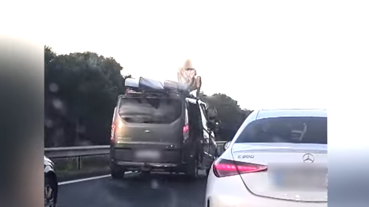 Rémisztő jelenetek az M3-ason: menet közben mászott fel az autó tetejére egy férfi – videó