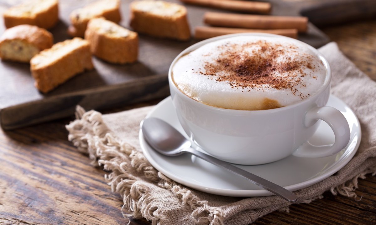 Robi pyszną kawę z puszystą pianką jak barista. Polacy oszaleli na punkcie tego ekspresu