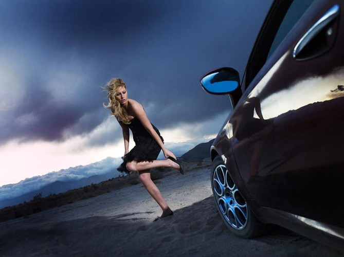 Spacer po ciepłym popołudniowym piasku