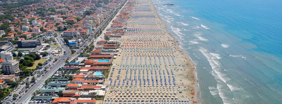 Plaża w Viareggio. We Włoszech połowa sierpnia to szczyt sezonu wakacyjnego